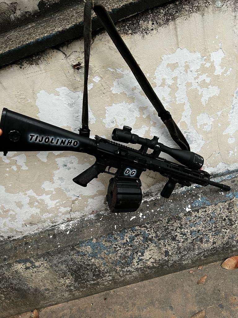 TRAFICANTES atiram em helicóptero na vila aliança tentam derrubar no Rio de janeiro&nbsp;BRASIL